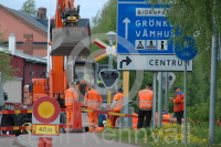 Uppmaning som inte går hem! OrsaBostäder anmanar hyresgästerna  att slänga plastflaskor i återvinningen. Men de ställs framför anmaningen istället.