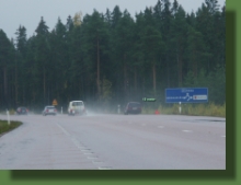 15 meter mellan bil och varningstriangel  i dimmigt och slaskigt väder. Är det lathet eller slarv. För det kan inte vara jäkt.
